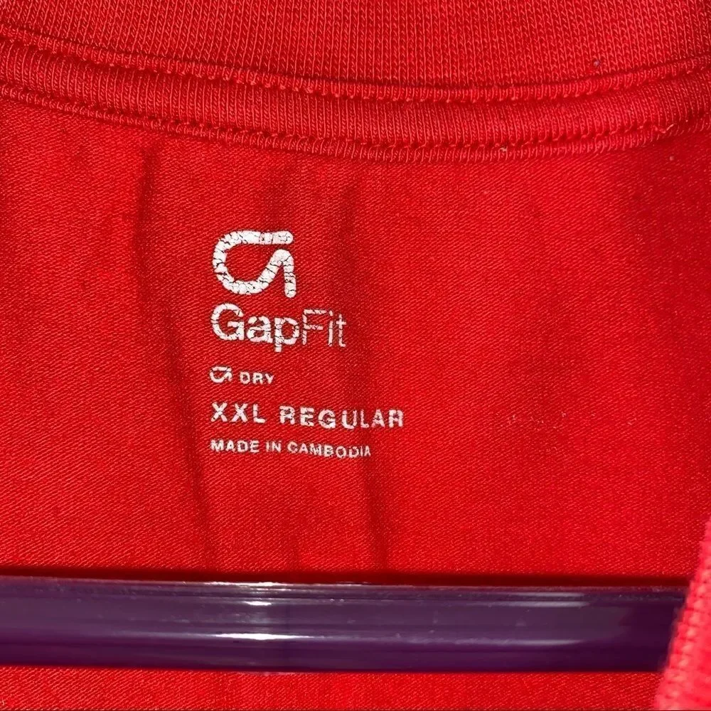 Gap fit dry top w/soccer player graphic print red boys size XXL fits like sz 10